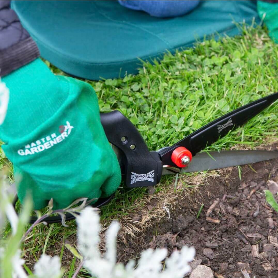 Town and Country master gardener gloves in green in use